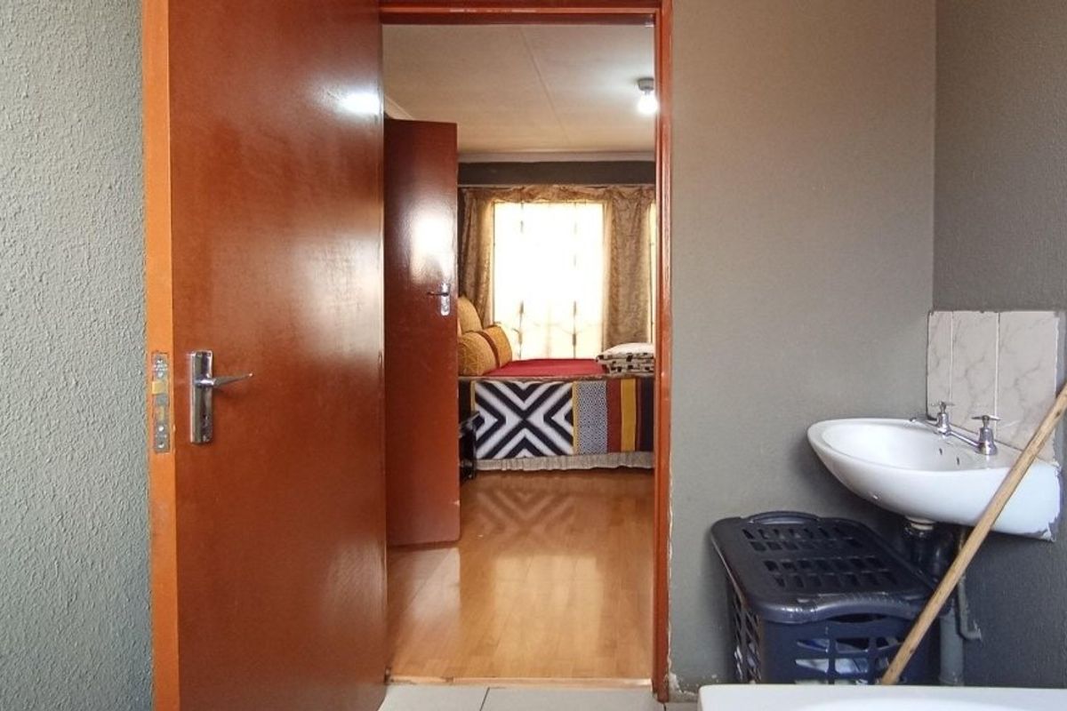 3-Bedroom Family Home for Sale in Clayville, Midrand – R1 005 000 - Photo 4