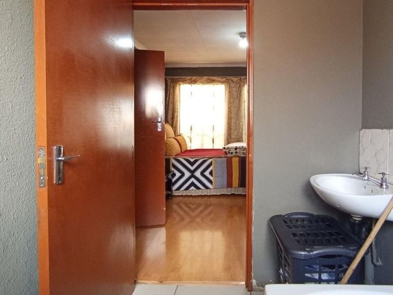 3-Bedroom Family Home for Sale in Clayville, Midrand – R1 005 000 - Photo 4