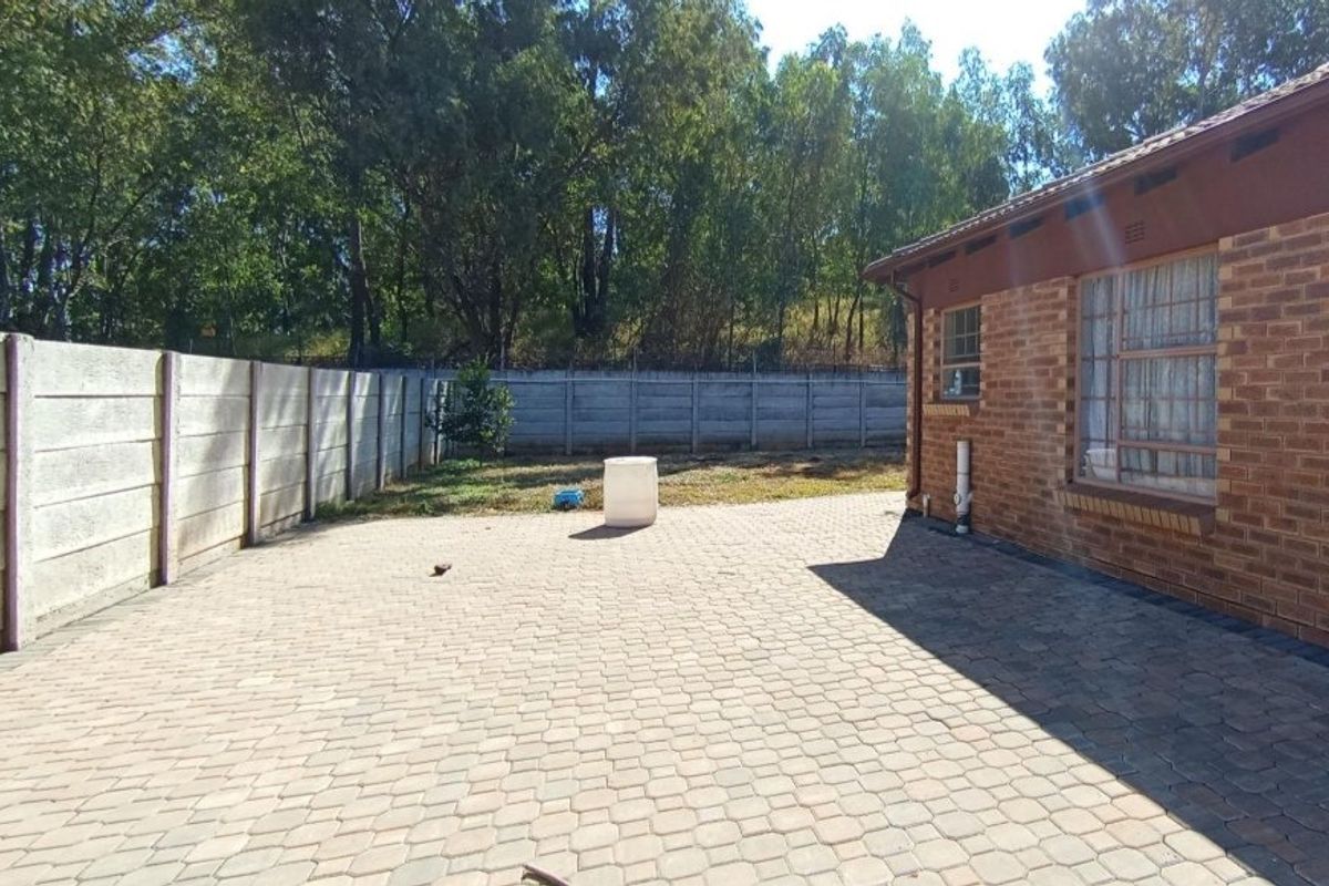 3-bedroom, 2-bathroom home Clayville, Midrand - Photo 3