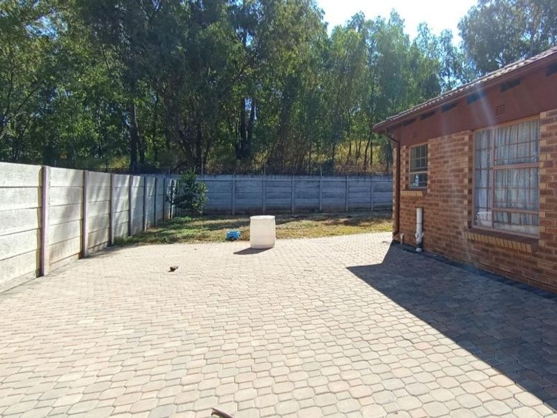 3-bedroom, 2-bathroom home Clayville, Midrand - Photo 3