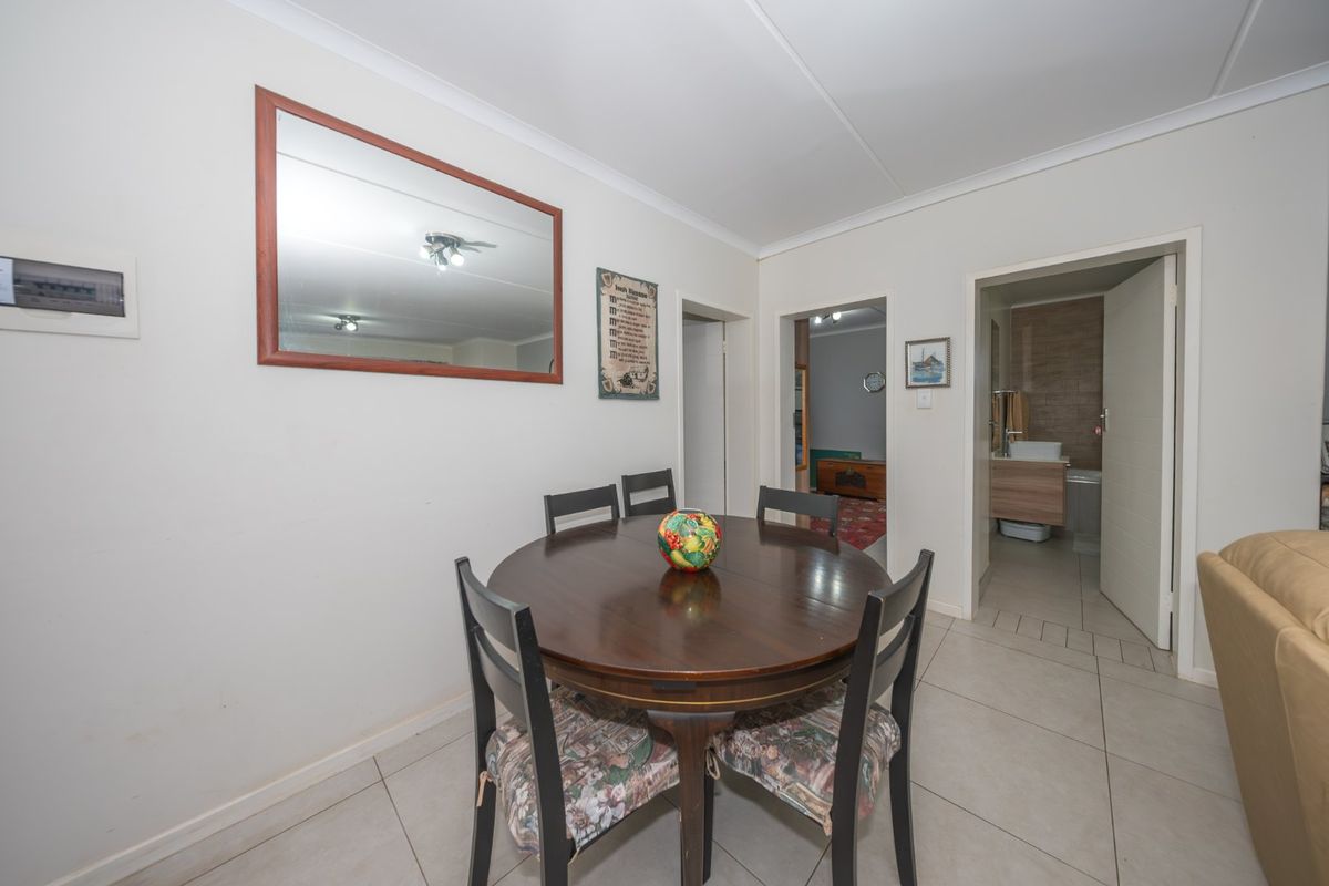 Warm Inviting Home with charming garden - Photo 3