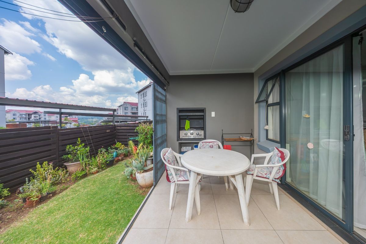 Warm Inviting Home with charming garden - Photo 3
