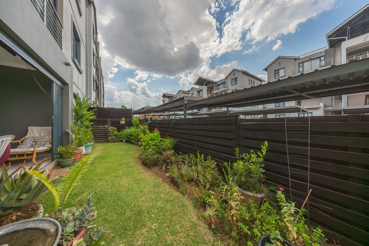 Warm Inviting Home with charming garden - Photo 5
