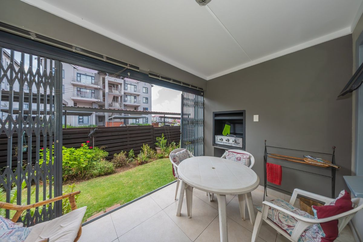 Warm Inviting Home with charming garden - Photo 4