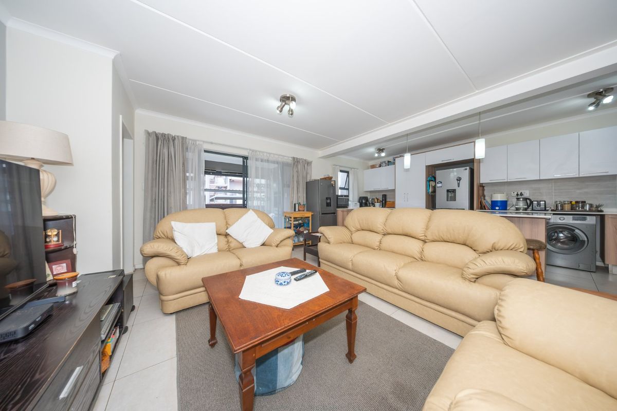 Warm Inviting Home with charming garden - Photo 4