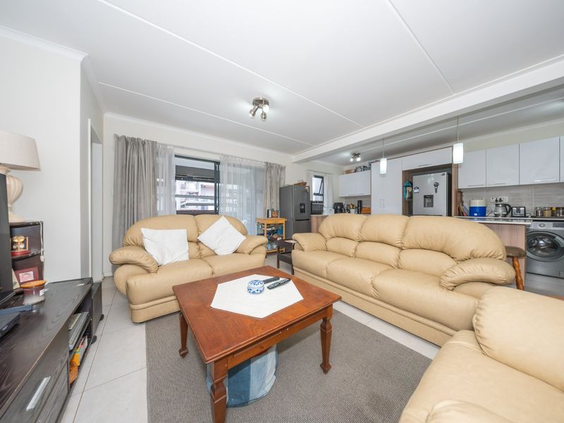 Warm Inviting Home with charming garden - Photo 4