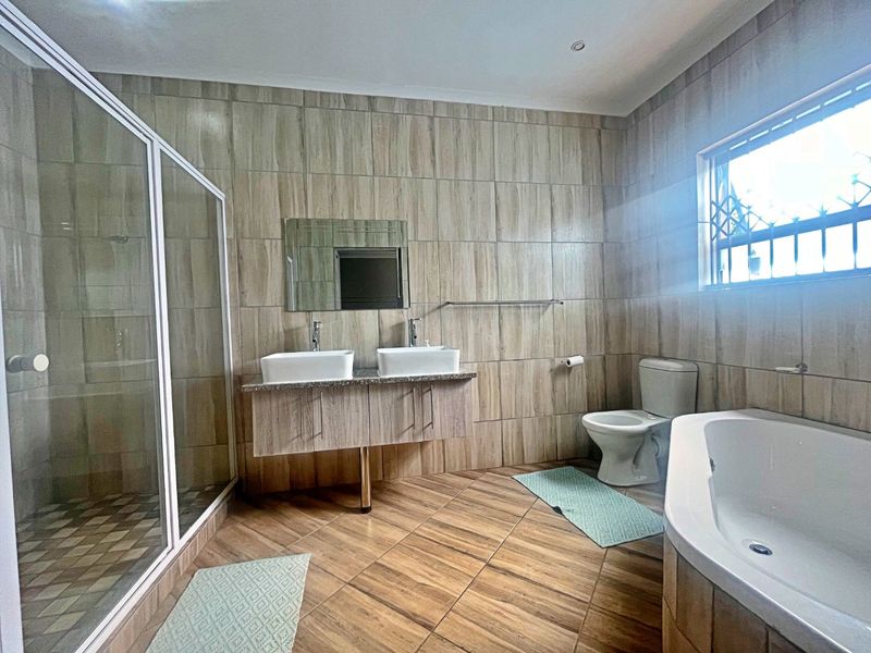 Spacious Simplex with Private Garden  - Photo 9