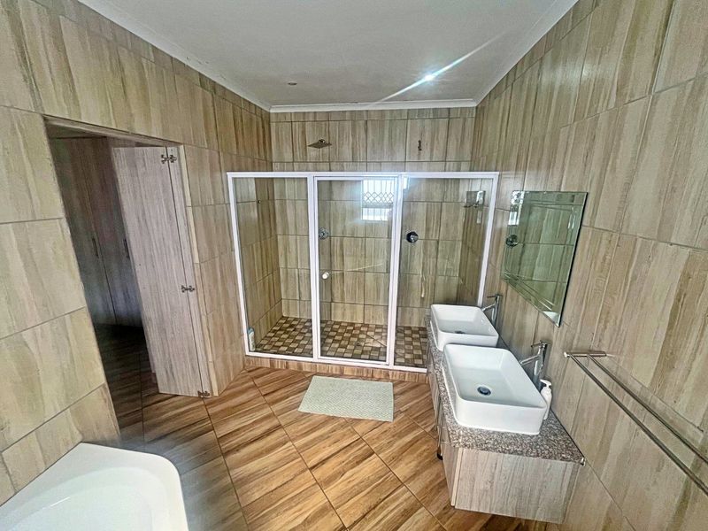 Spacious Simplex with Private Garden  - Photo 8