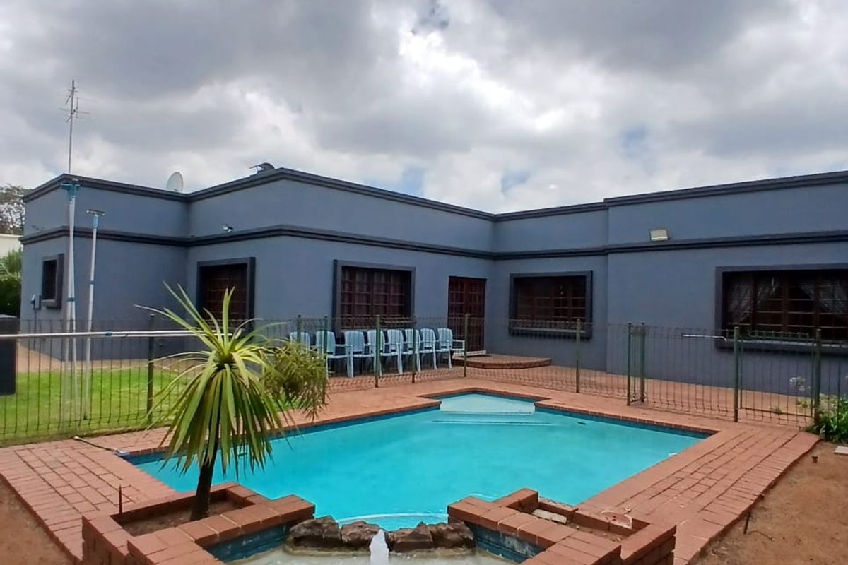 Large 4 bedroom 2 bathroom Family Home - Photo 3