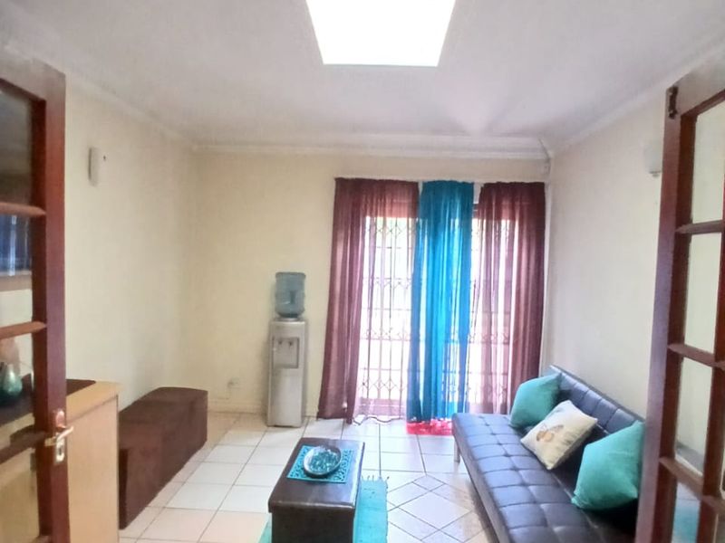 Large 4 bedroom 2 bathroom Family Home - Photo 6