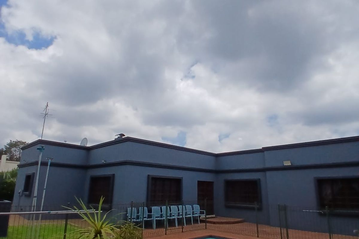 Large 4 bedroom 2 bathroom Family Home - Photo 4