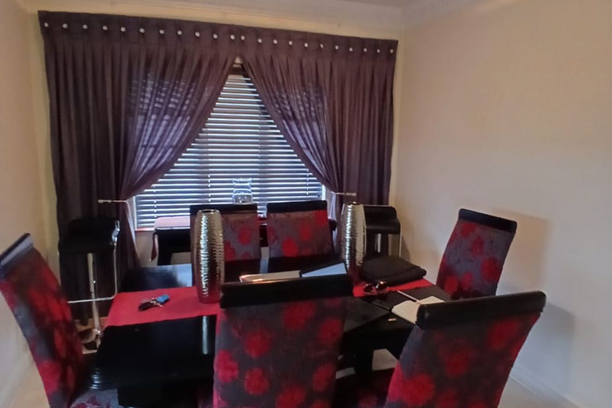 Large 4 bedroom 2 bathroom Family Home - Photo 5