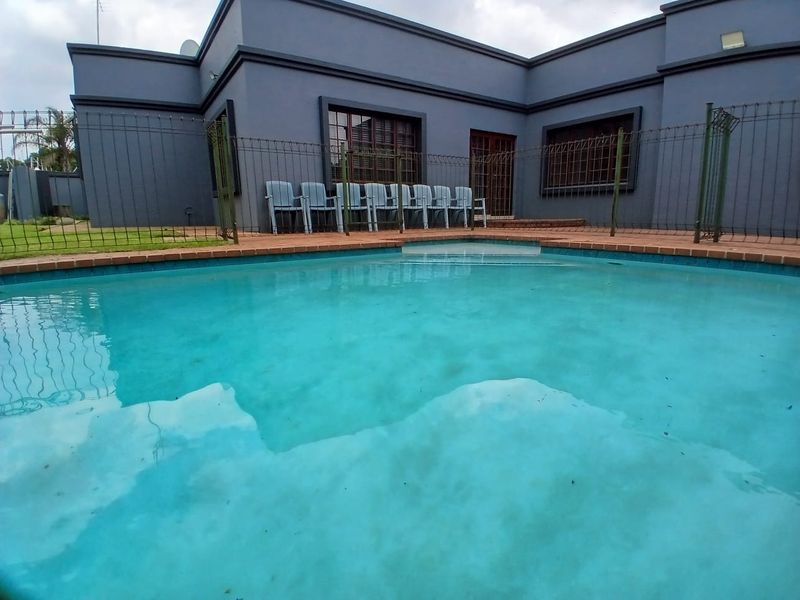 Large 4 bedroom 2 bathroom Family Home - Photo 1