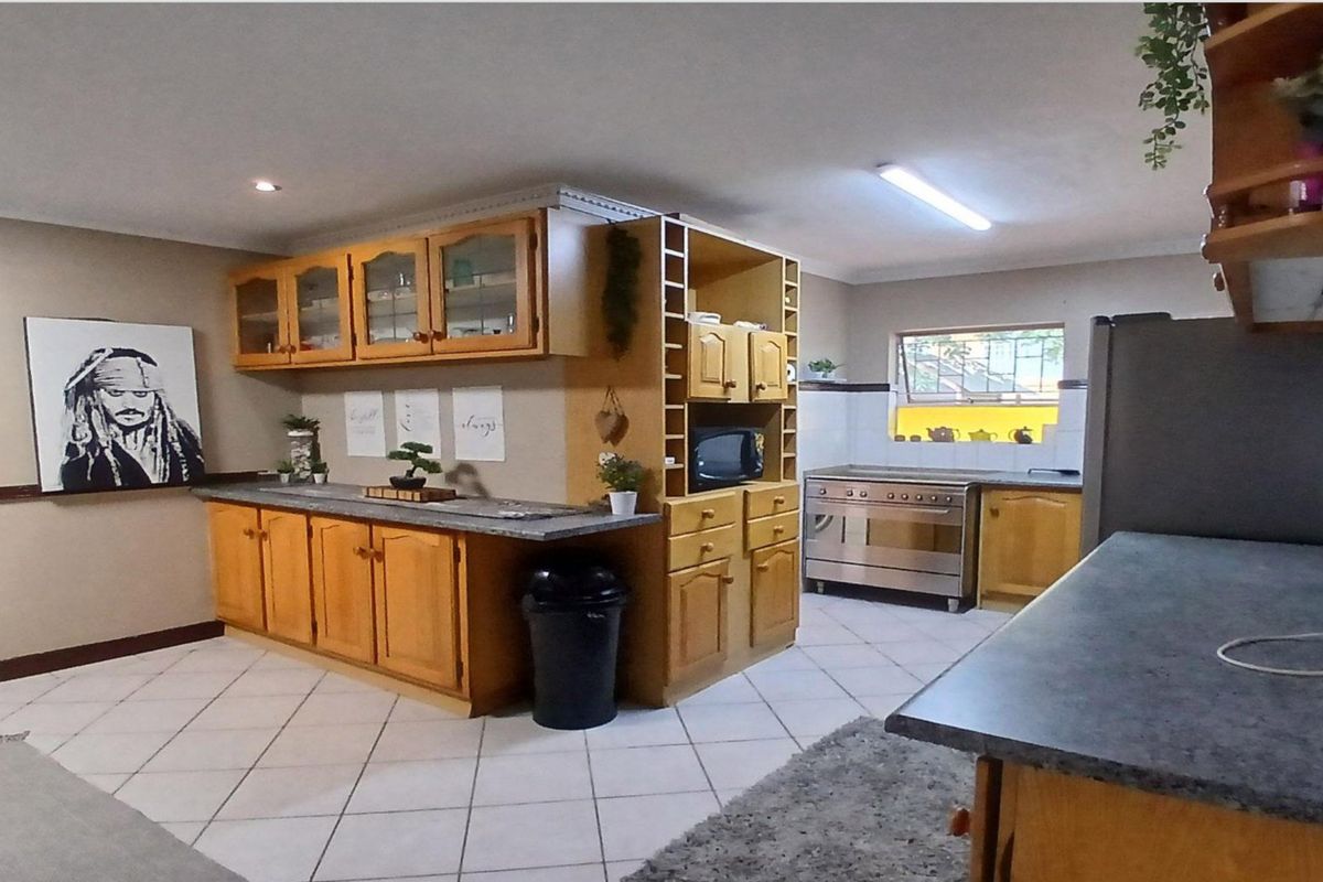 3 Bedroom House for Sale in Eldoraigne - Photo 2