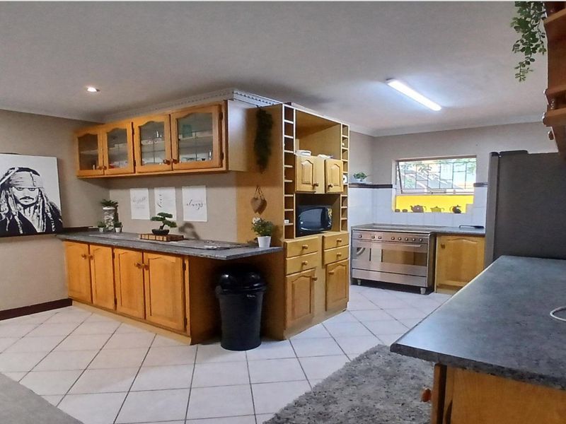 3 Bedroom House for Sale in Eldoraigne - Photo 2