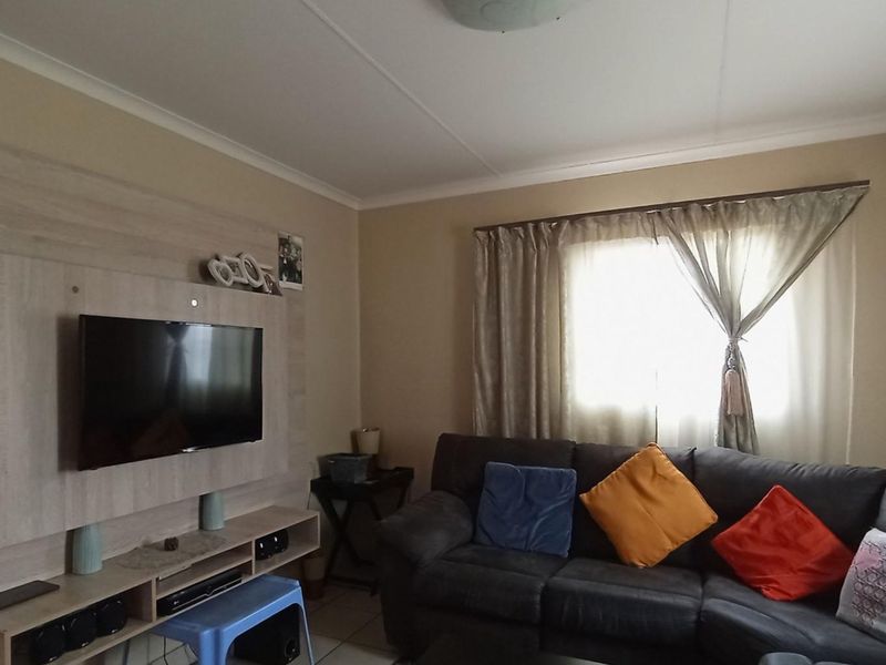 3 Bedroom Full Title House for Sale in Kosmosdal Security Estate - Photo 6