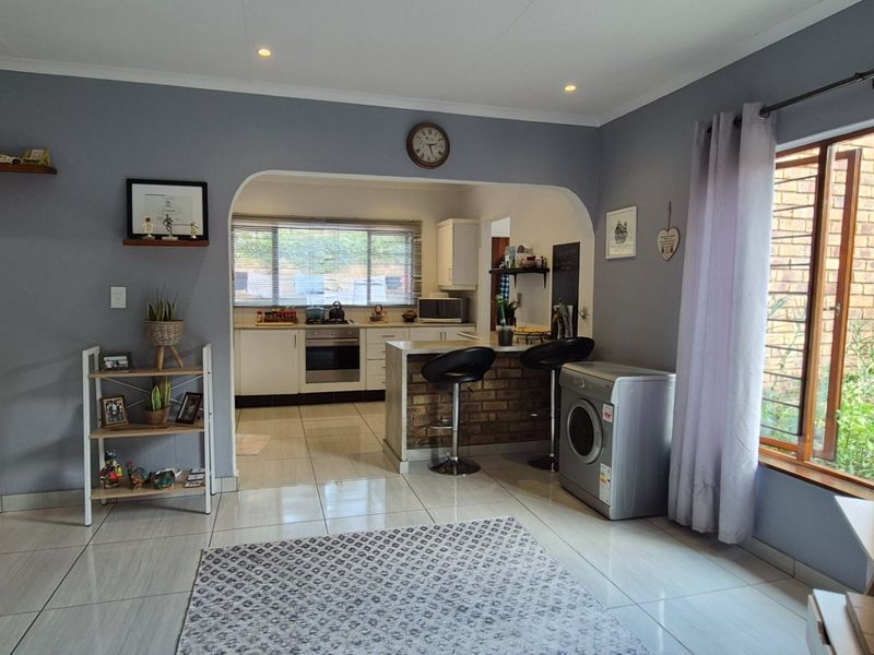 Charming 3 Bedroom Townhouse for Sale in Jukskei Park  - Photo 3