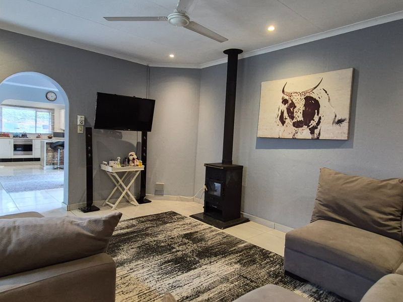 Charming 3 Bedroom Townhouse for Sale in Jukskei Park  - Photo 10