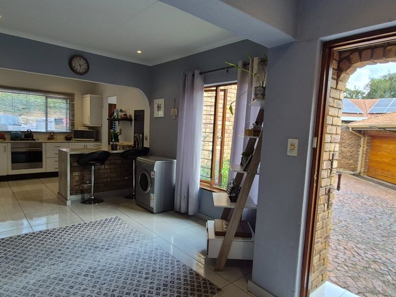 Charming 3 Bedroom Townhouse for Sale in Jukskei Park  - Photo 8