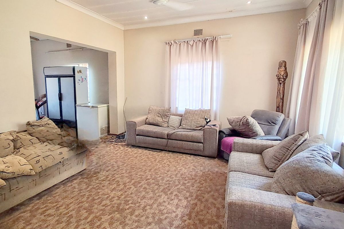 Spacious 2 Bedroom House with Flatlet - Photo 2