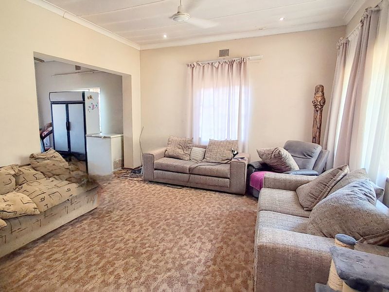 Spacious 2 Bedroom House with Flatlet - Photo 2