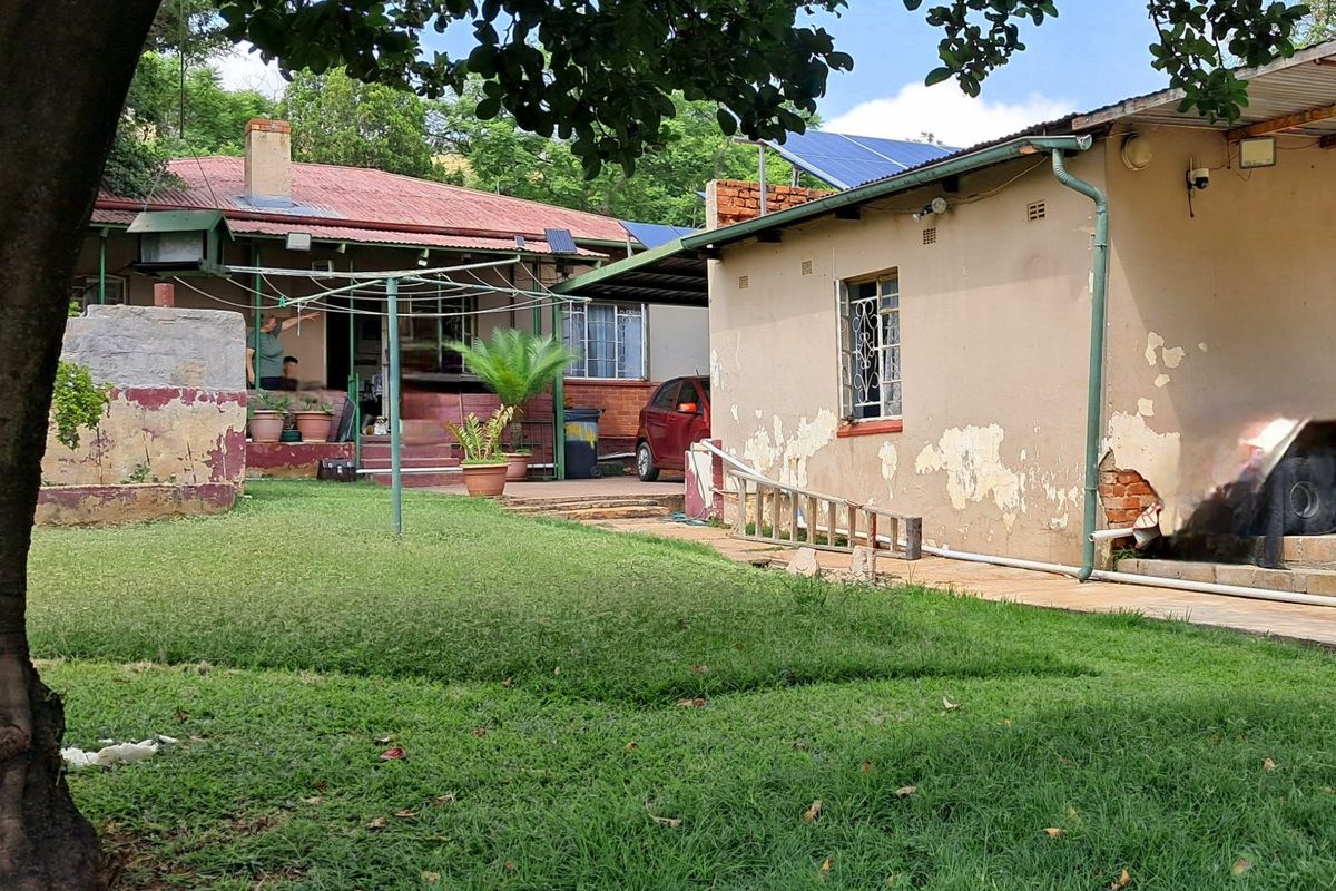 Spacious 2 Bedroom House with Flatlet - Photo 3