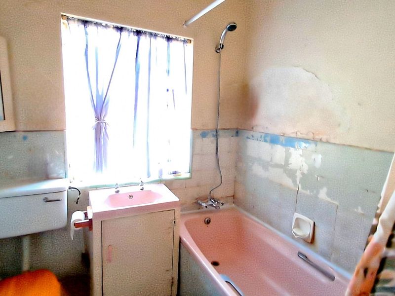 Spacious 2 Bedroom House with Flatlet - Photo 10