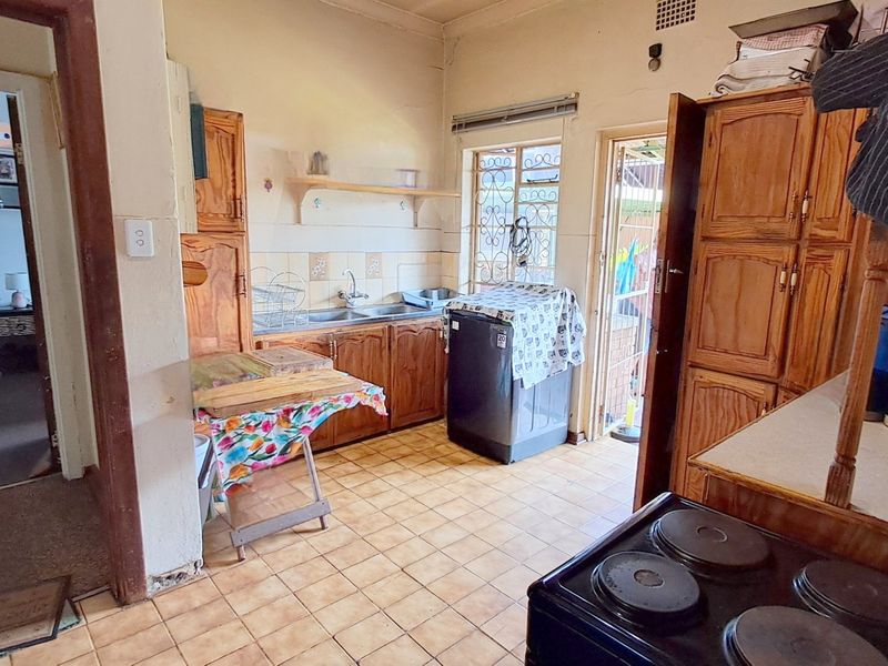 Spacious 2 Bedroom House with Flatlet - Photo 8