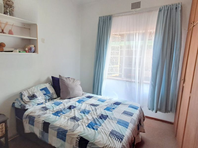 Spacious 2 Bedroom House with Flatlet - Photo 6