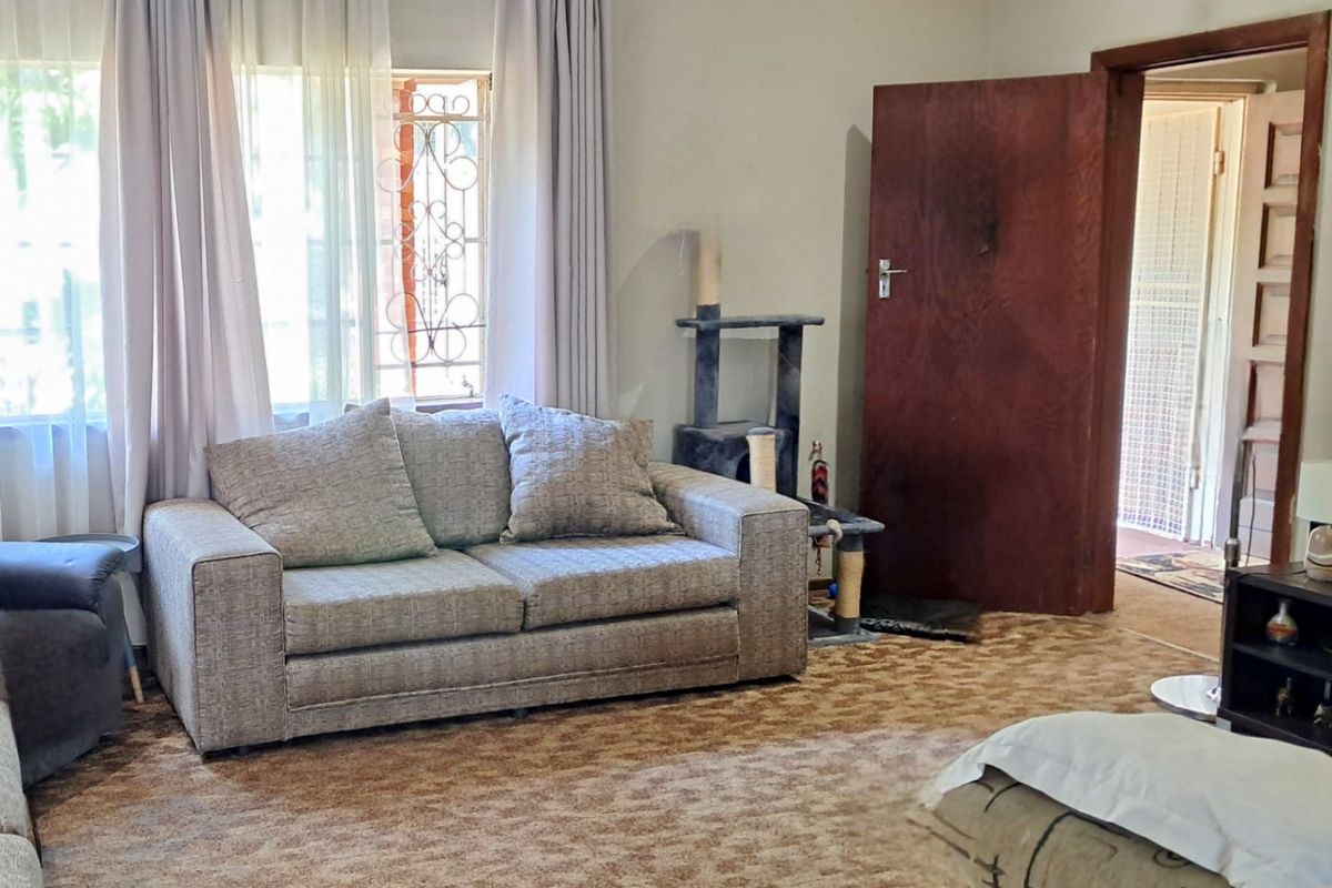 Spacious 2 Bedroom House with Flatlet - Photo 4