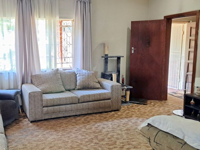 Spacious 2 Bedroom House with Flatlet - Photo 4