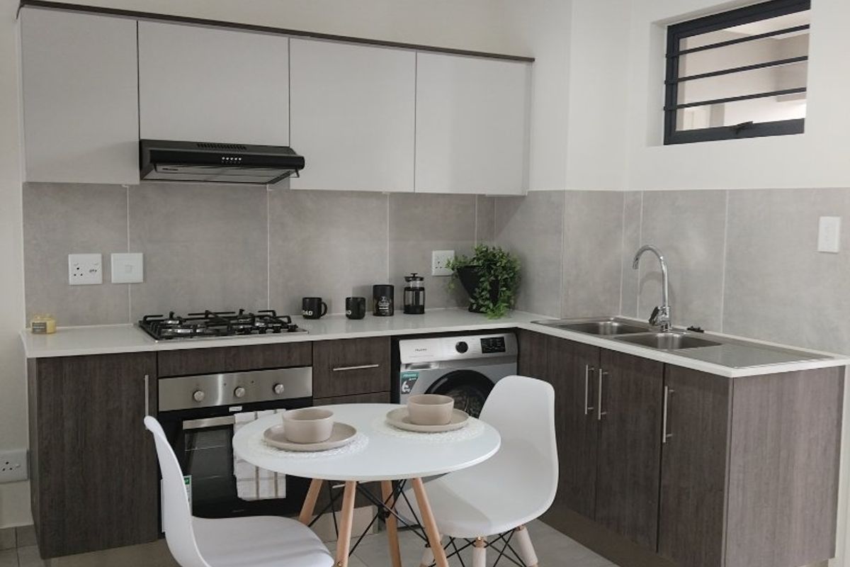 Beautiful 1 x bed room and 1 x bathroom - Photo 2