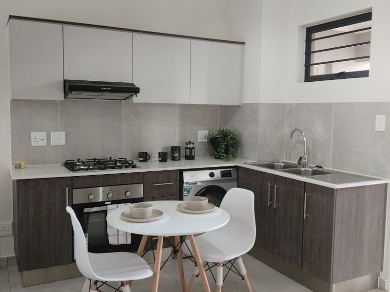 Beautiful 1 x bed room and 1 x bathroom - Photo 2