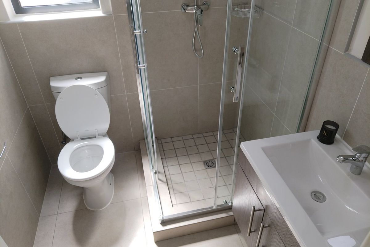 Beautiful 1 x bed room and 1 x bathroom - Photo 4