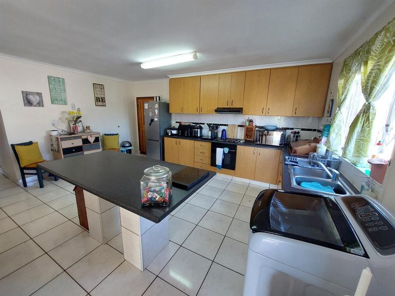 3 BEDROOM 3 BATHROOM FUNCTIONAL COMPLEX LIVING - Photo 3