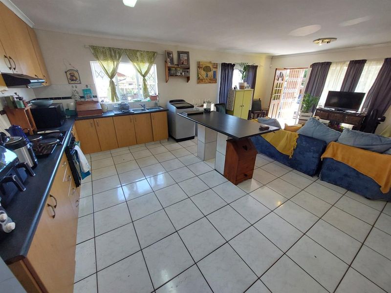 3 BEDROOM 3 BATHROOM FUNCTIONAL COMPLEX LIVING - Photo 6