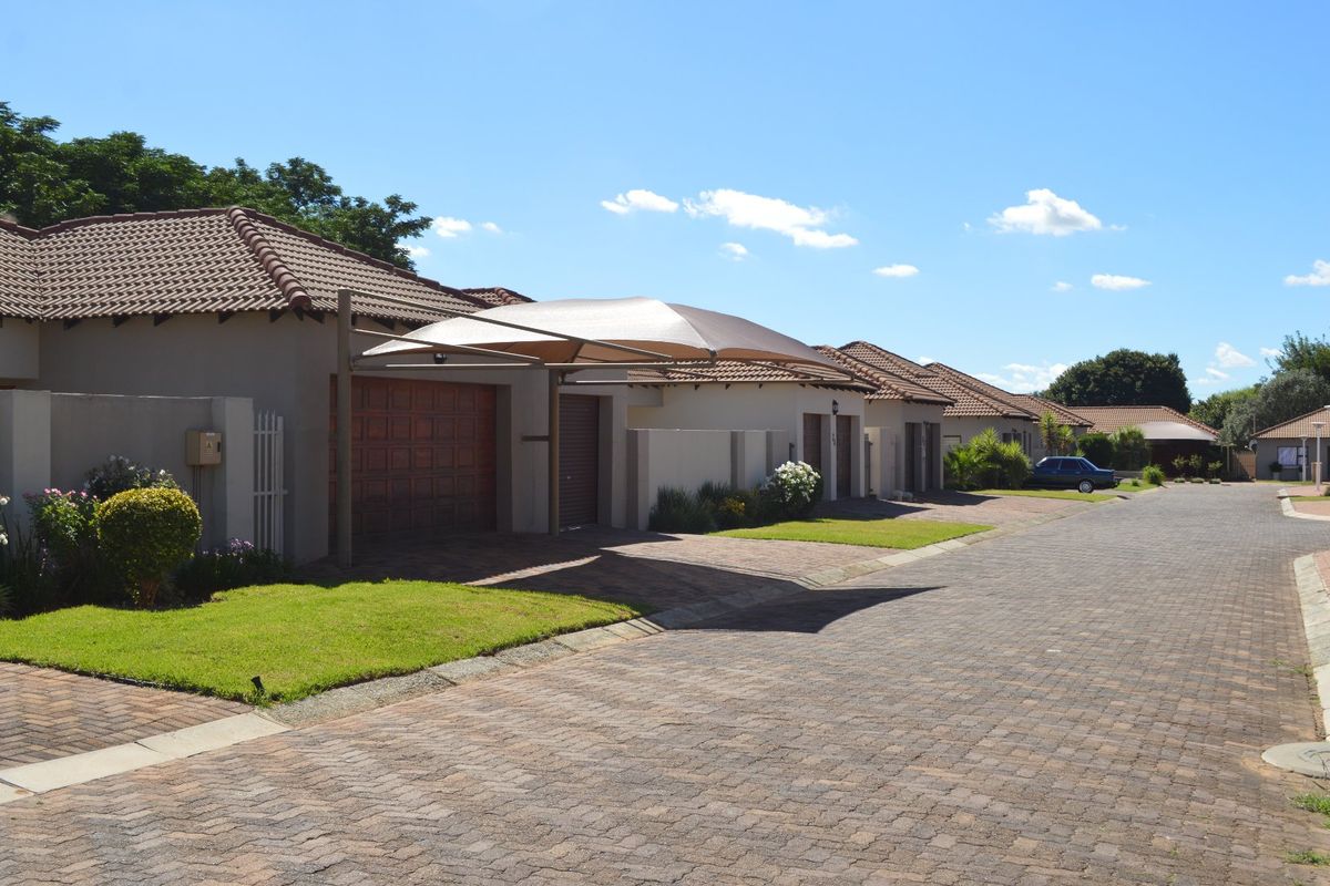 IMMACULATE MODERN FULL TITLE TOWNHOUSE | MOVE-IN READY LIVING IN SECURE WILKOPPIES. EXCLUSIVE SOLE MANDATE. - Photo 2