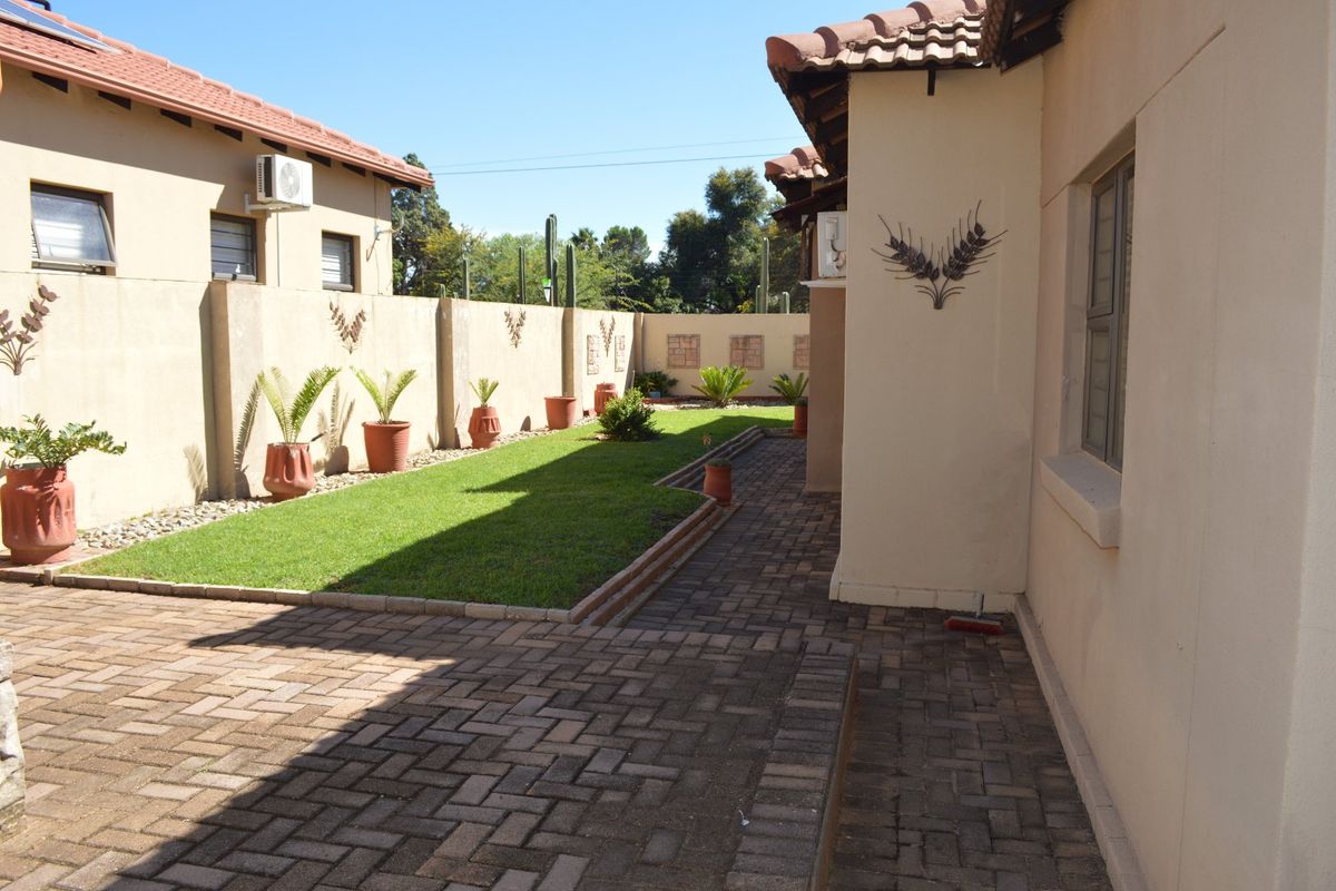 IMMACULATE MODERN FULL TITLE TOWNHOUSE | MOVE-IN READY LIVING IN SECURE WILKOPPIES. EXCLUSIVE SOLE MANDATE. - Photo 4