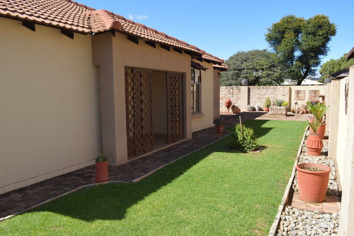 IMMACULATE MODERN FULL TITLE TOWNHOUSE | MOVE-IN READY LIVING IN SECURE WILKOPPIES. EXCLUSIVE SOLE MANDATE. - Photo 3