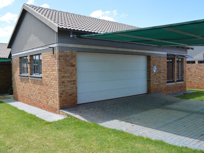 ULTRA-MODERN LOCK-UP-AND-GO TOWNHOUSE IN PRIME DORINGKRUIN - Photo 3