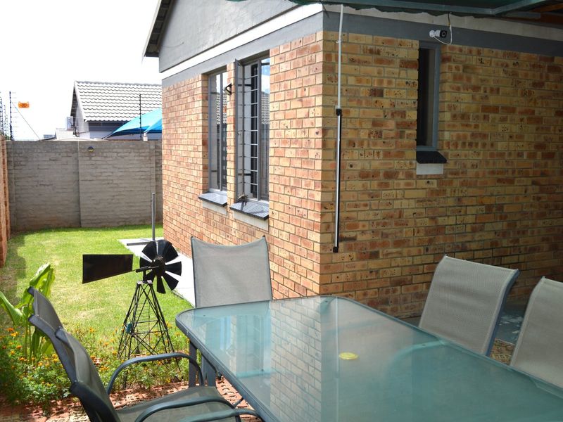 ULTRA-MODERN LOCK-UP-AND-GO TOWNHOUSE IN PRIME DORINGKRUIN - Photo 4