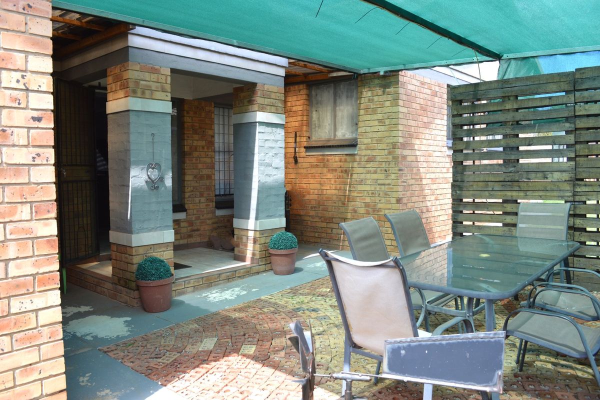 ULTRA-MODERN LOCK-UP-AND-GO TOWNHOUSE IN PRIME DORINGKRUIN - Photo 5