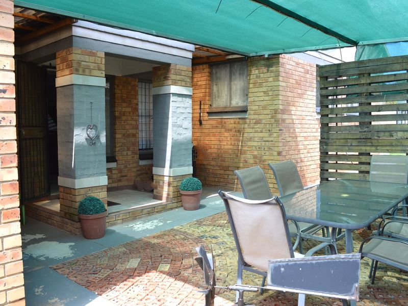 ULTRA-MODERN LOCK-UP-AND-GO TOWNHOUSE IN PRIME DORINGKRUIN - Photo 5