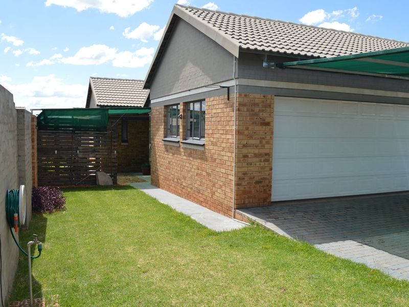ULTRA-MODERN LOCK-UP-AND-GO TOWNHOUSE IN PRIME DORINGKRUIN - Photo 2
