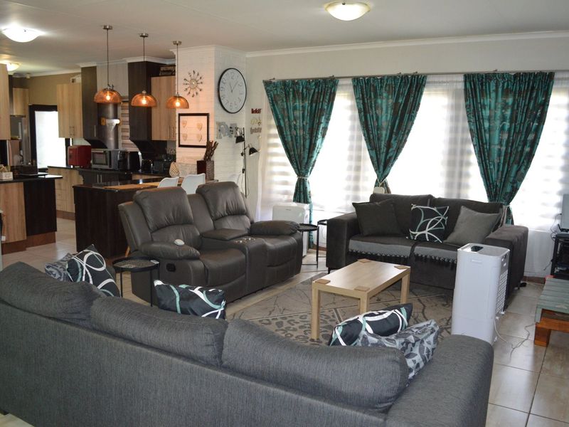 ULTRA-MODERN LOCK-UP-AND-GO TOWNHOUSE IN PRIME DORINGKRUIN - Photo 10