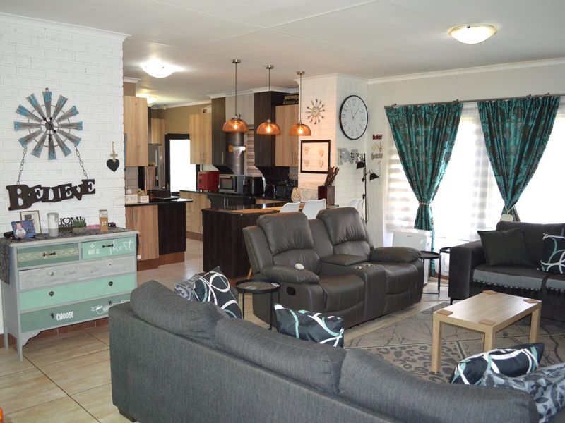 ULTRA-MODERN LOCK-UP-AND-GO TOWNHOUSE IN PRIME DORINGKRUIN - Photo 9