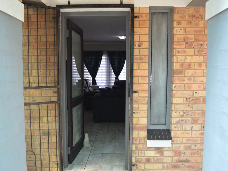 ULTRA-MODERN LOCK-UP-AND-GO TOWNHOUSE IN PRIME DORINGKRUIN - Photo 7