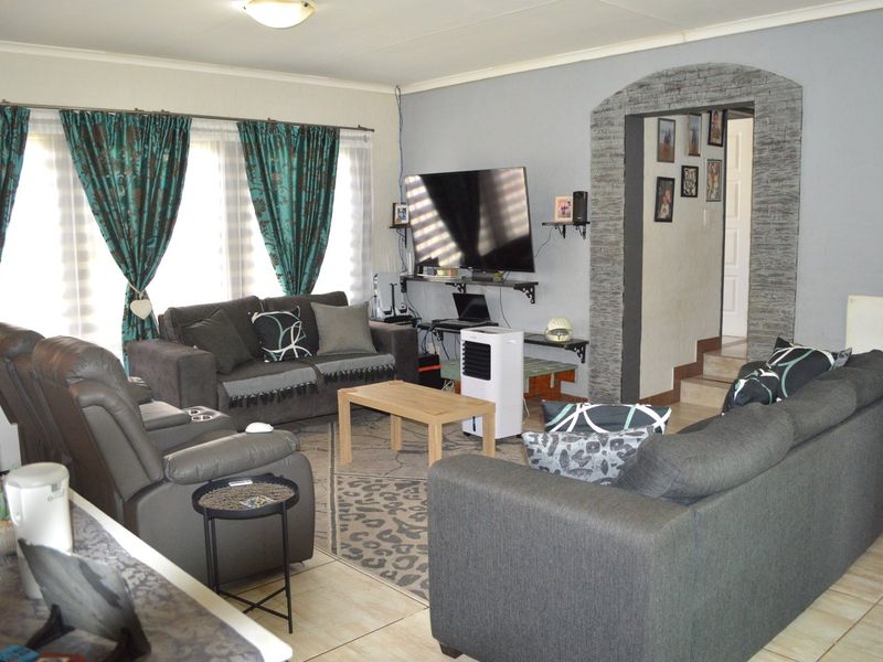 ULTRA-MODERN LOCK-UP-AND-GO TOWNHOUSE IN PRIME DORINGKRUIN - Photo 8