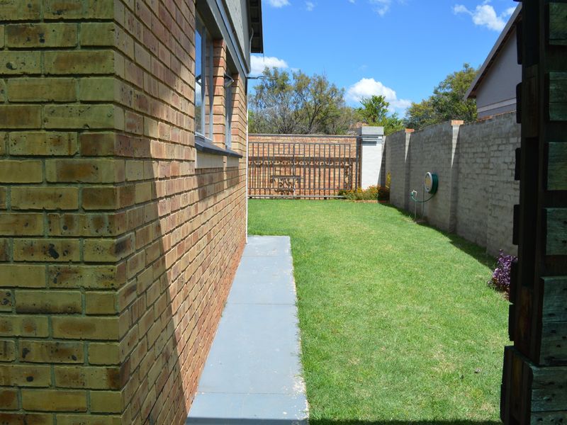 ULTRA-MODERN LOCK-UP-AND-GO TOWNHOUSE IN PRIME DORINGKRUIN - Photo 6