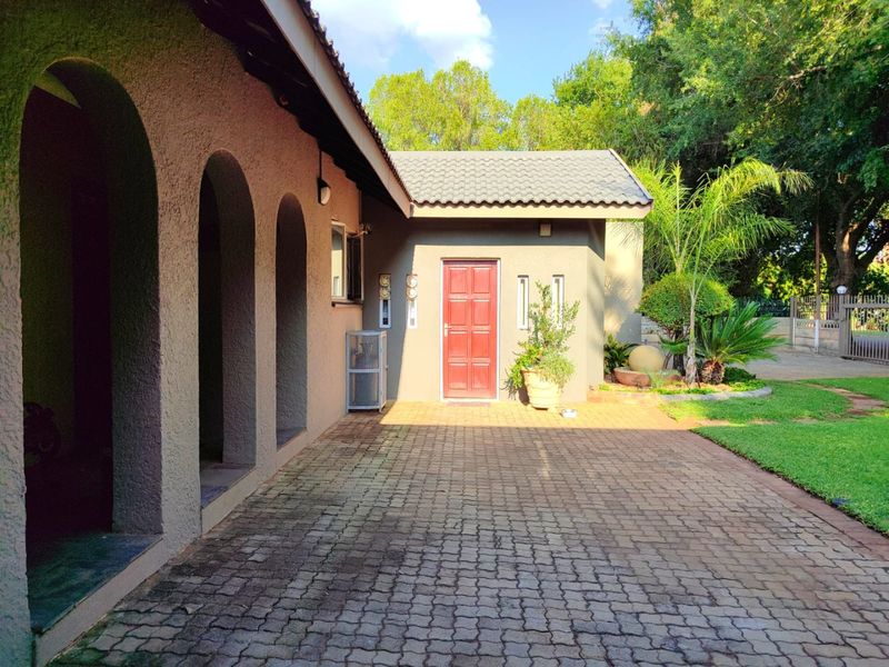 Stylish, Solar-Powered Family Home in Prime Stilfontein Ext. 4 - Photo 3